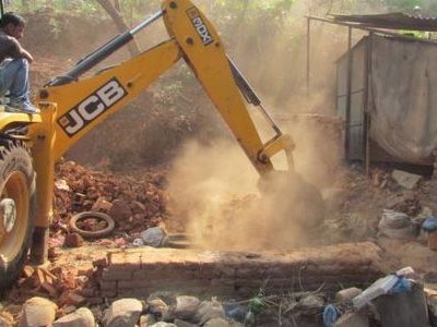 अतिक्रमण गरी बनाइएका टहरा भत्काइयो